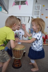 Maži basi vaikų darželis muzikuoja