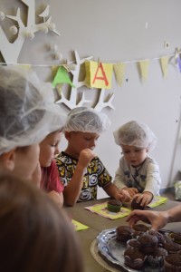 Maži basi vaikų darželyje keksiukų gamyba