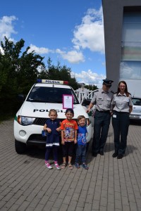 Maži basi vaikų darželį aplankė policininkai