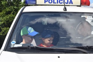 Maži basi vaikų darželį lanko policininkai